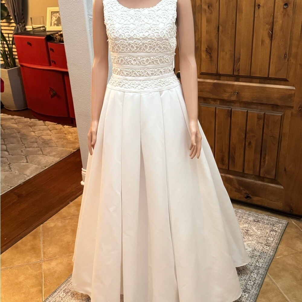 Oleg Cassini Scoop Neck Sleeveless Wedding Dress with dust cover & box EUC - Picture 2 of 14